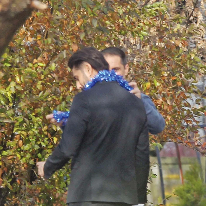 Îi pune la gât o beteală strălucitoare