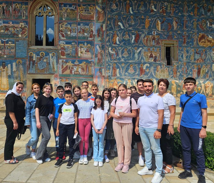 Un primar de la țară a dus premianții comunei în excursie, pe banii lui. Edilul a modernizat și școala din localitate FOTO