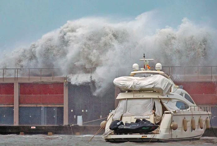 La Badalona, în apropiere de Barcelona, valurile au atins 8,5 metri