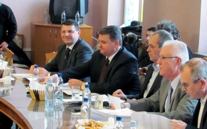 Sebastian Radu (foto - stânga) spune că îl va oferi tot sprijinul primarului Boşcodeală FOTO: Iulian Bunilă