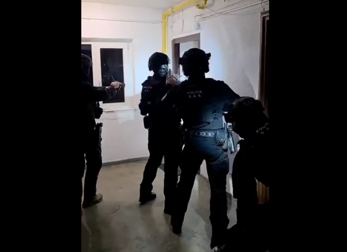 Polițiștii au efectuat o percheziție la locuința tânărului. Captură video Poliția Română
