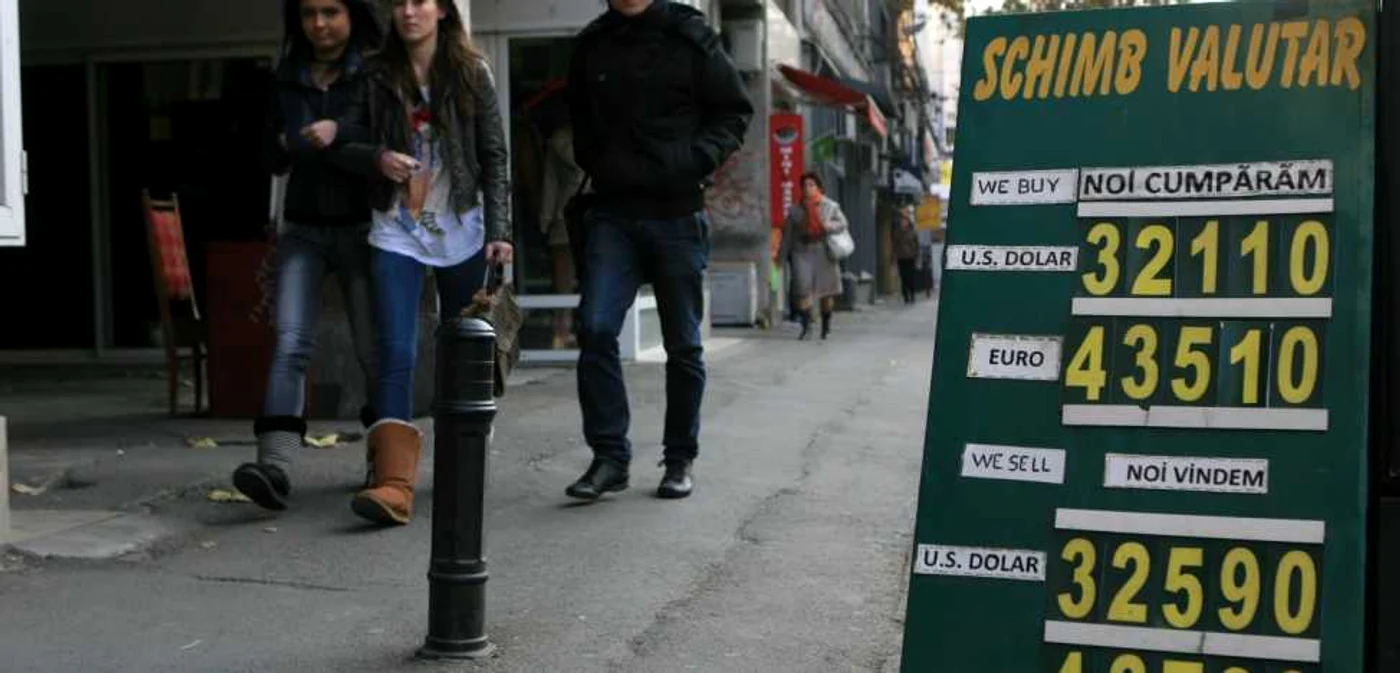 Cursul euro a scăzut sub 4,4 lei şi la casele de schimb valutar