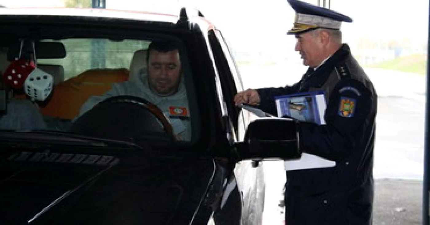 Poliţiştii consiliază turiştii în punctul de trecere a frontierei Borş 