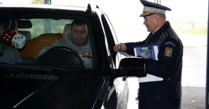Poliţiştii consiliază turiştii în punctul de trecere a frontierei Borş 