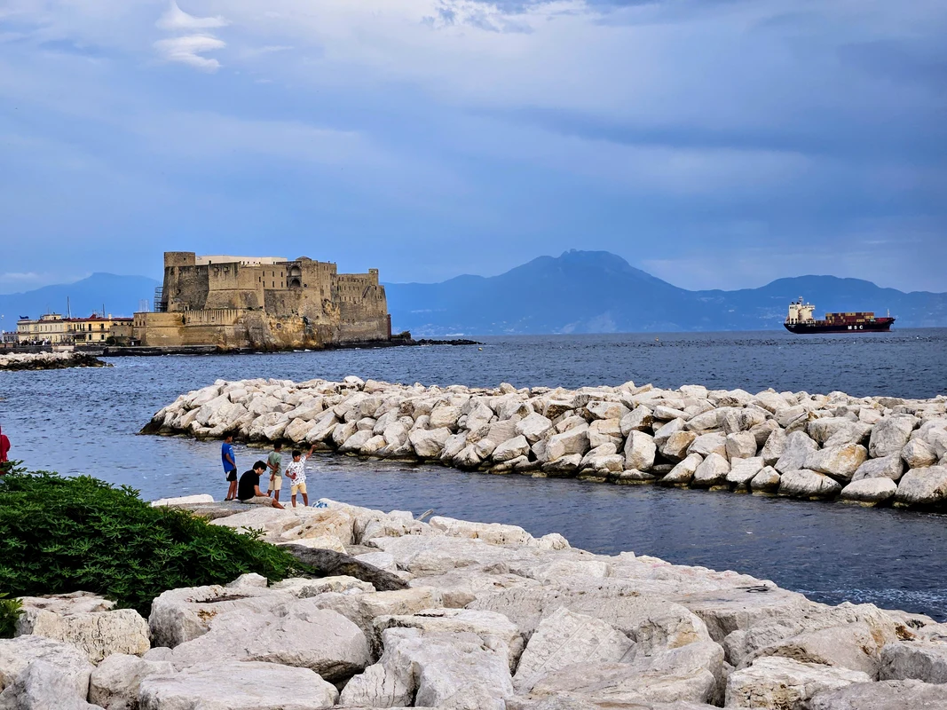 Portul din Napoli și Castelul Dell Ovo foto: Dan Roșu