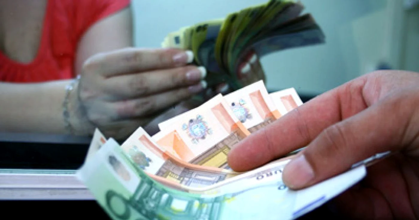 Euro se vinde la casele de schimb valutar la peste 4,5 lei pe unitate FOTO Adevărul