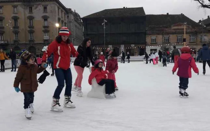 Patinoarul din Piaţa Libertăţii FOTO Ş.Both