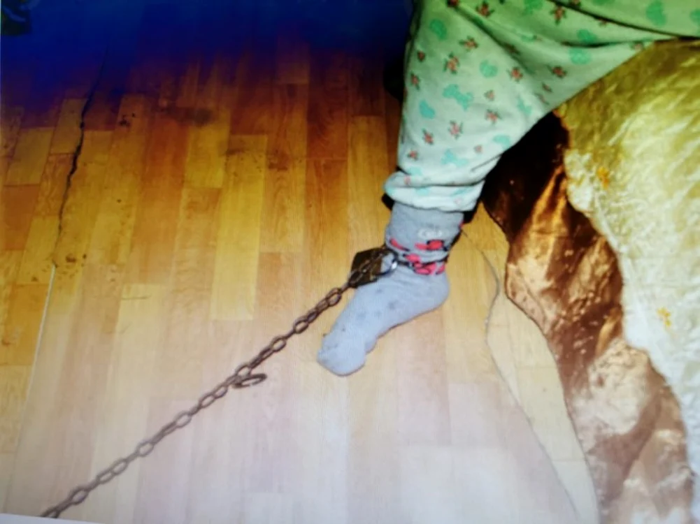 Fetiţa era legată de piciorul patului. La picior, lanţul era strâns cu un lacăt. FOTO / IPJ Dolj