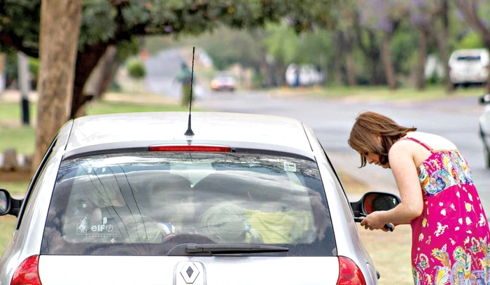 3 elevi au fost aşezaţi pe scaunul din faţă, 10 pe bancheta din spate şi 6 în portbagaj