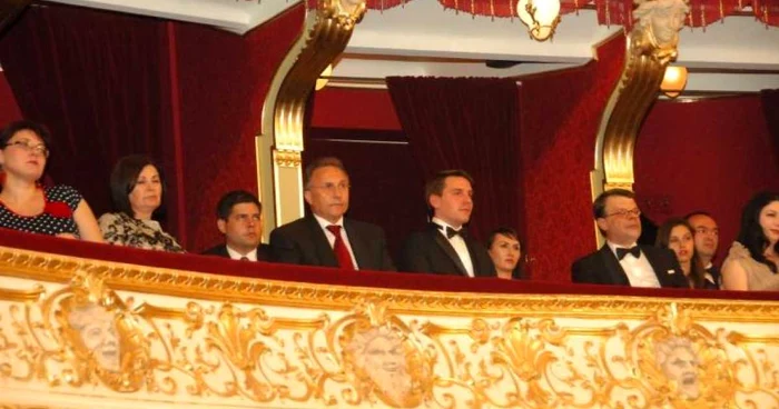 Gheorghe Nichita, primarul Iaşului, nu a fost foarte încântat de melodia interpretată de Adrian Naidin. Sursă Foto: flacaraiasului.ro