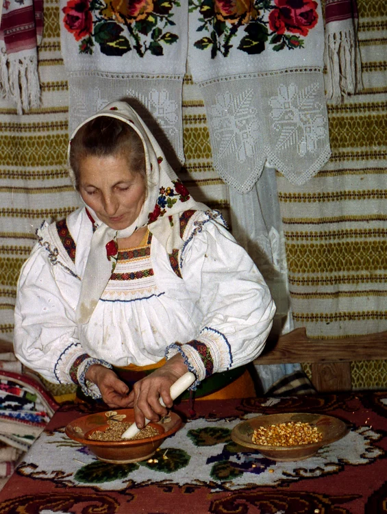 Ritualuri îndeplinite de femei  FOTO Colecția Pamfil Bilțiu