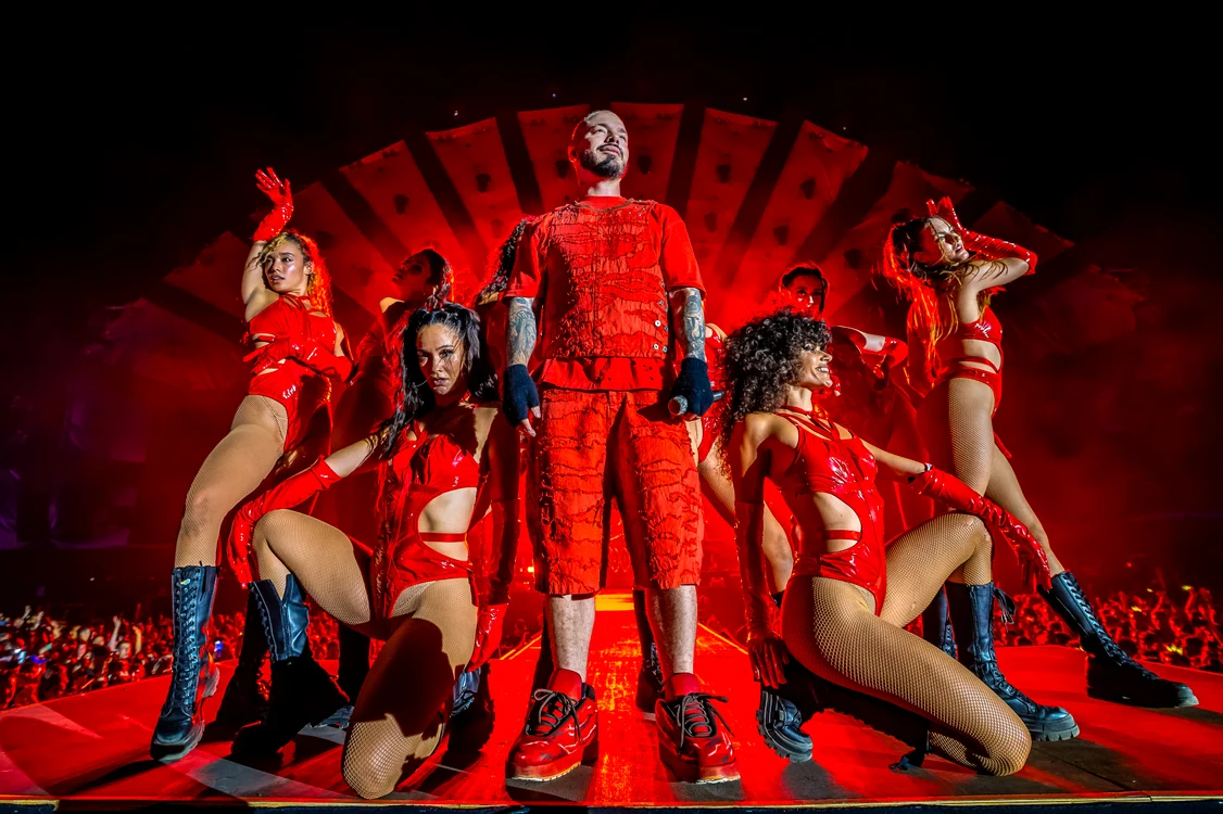 J Balvin, show incendiar pe scena Neversea