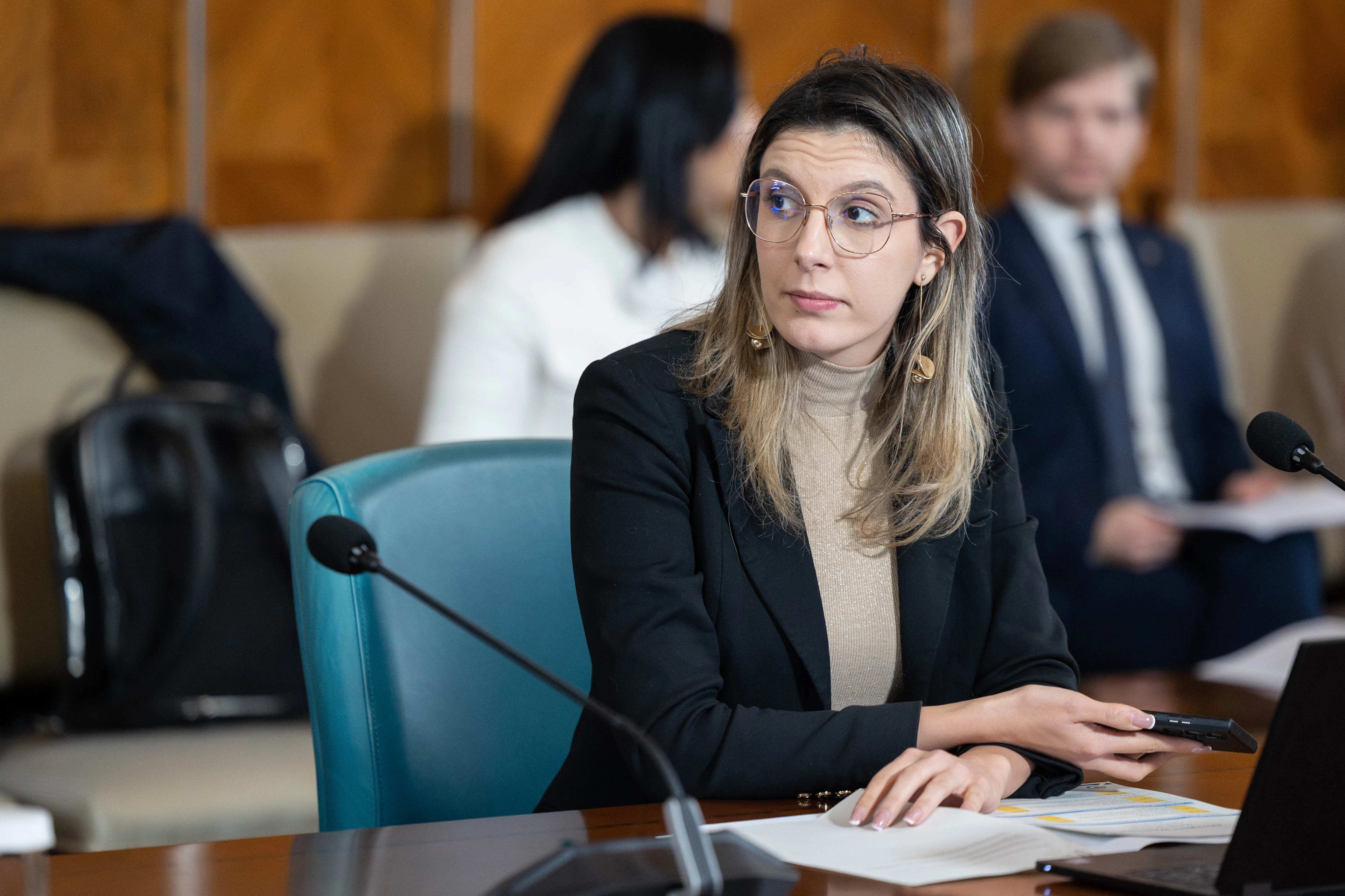 Moţiune simplă la Senat împotriva Dianei Buzoianu: „100.000 de români condamnaţi la sete şi boală sub privirea complice a ministrei Mediului”