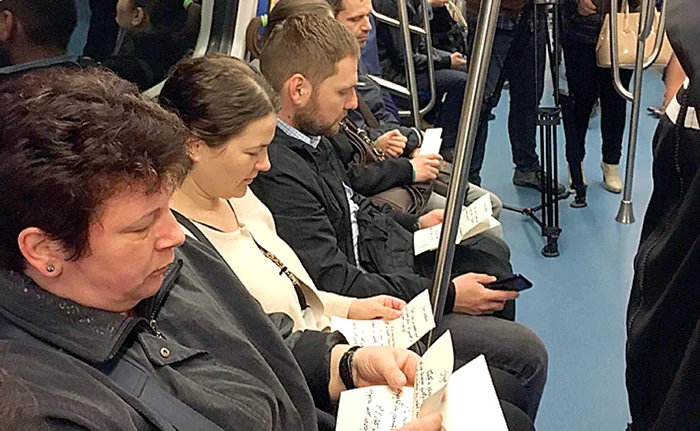 
    Călătorii au citit cu atenţie răvaşele  găsite pe scauneFoto: Metrorex  