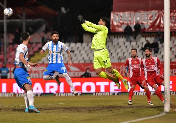 Portarul dinamovist Chesneau a gafat la două goluri cu Craiova (FOTO: Sportpictures)
