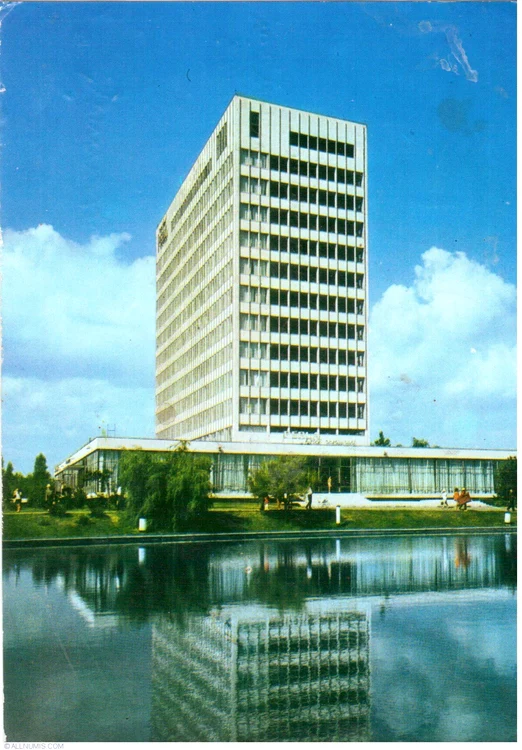 Hotelul Perla face parte dintr-un ansamblu modernist, format din mai multe hoteluri.