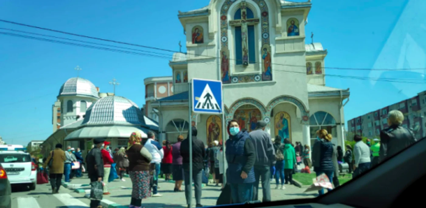 Credincioşi cu mască la biserică, în Năvodari, de Izvorul Tămăduirii Sursa Facebook Constanţa mea