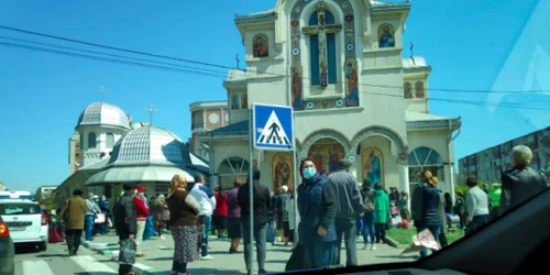 Credincioşi cu mască la biserică - Năvodari de Izvorul Tămăduirii Sursa Facebook Constanţa mea