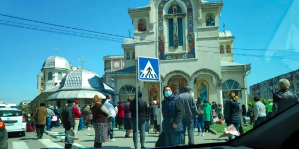 Credincioşi cu mască la biserică - Năvodari de Izvorul Tămăduirii Sursa Facebook Constanţa mea