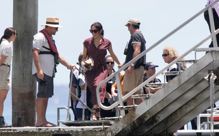 
    Meghan Markle a uimit admiratrii în rochia albă cu buline de graviduţăFoto: Profimedia  