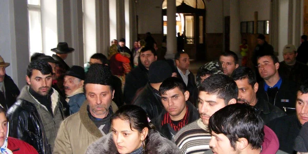 Circa o sută de rude şi cunoscuţi i-au însoţit pe cei 17 suspecţi la Tribunal 