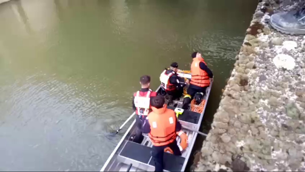 Femeie căutată de salvamontiști într-un lac de acumulare de pe râul Olt VIDEO