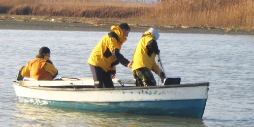 Echipe de specialişti vor măsura gradul de poluare a lacului