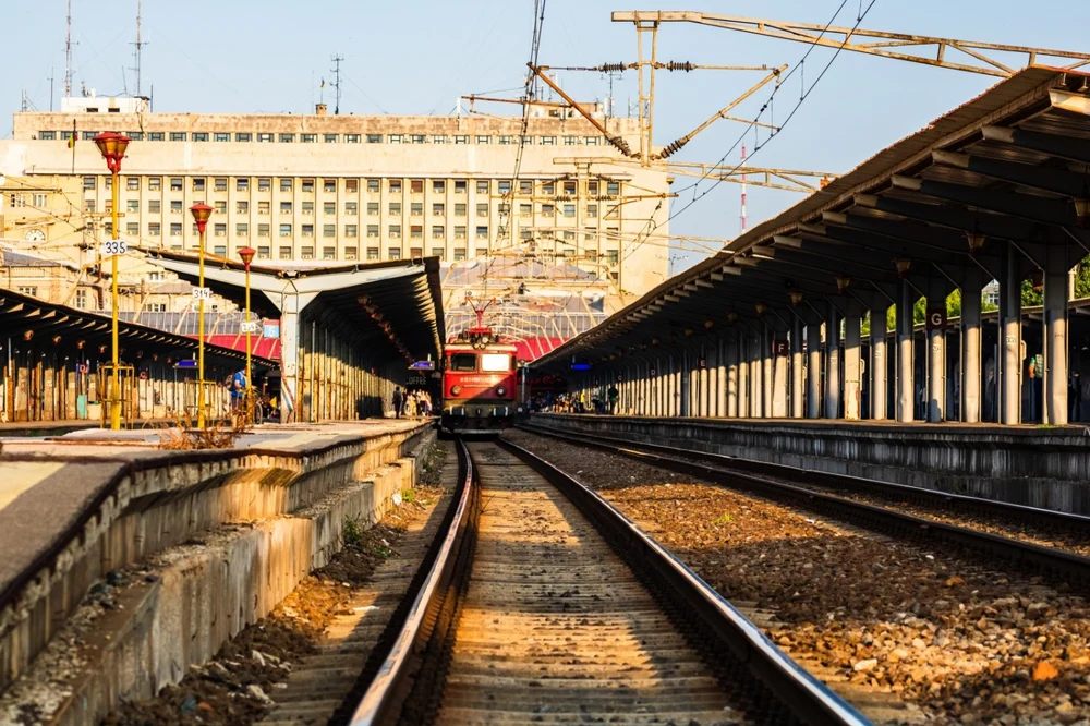 Trenurile din Gara de Nord circulă cu întârzieri de peste două ore: cablurile de semnalizare au fost tăiate