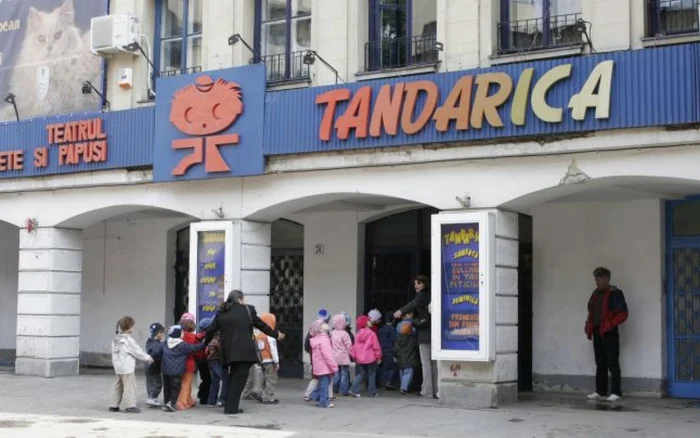 Copii îngrămădindu-se la spectacolele de la Teatrul Ţăndărică