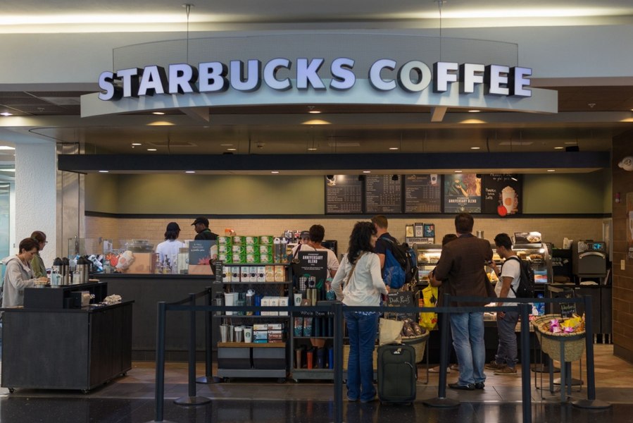 Avantajul oferit noului CEO Starbucks stârnește controverse: va merge la muncă cu avionul, 1.600 de kilometri