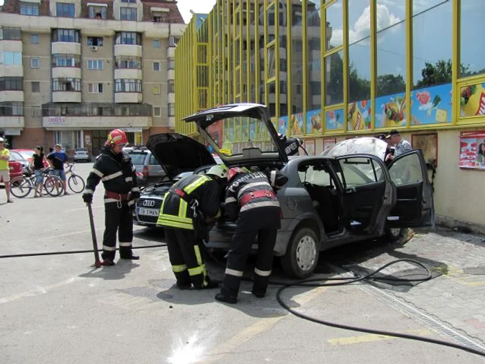 Audi S4 făcut scrum de un incendiu la Sibiu