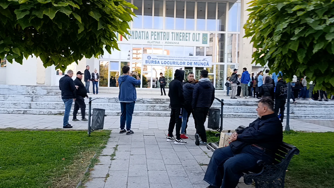 multime_in_fata_casei_tineretului_slatina_bursa_locuri_de_munca