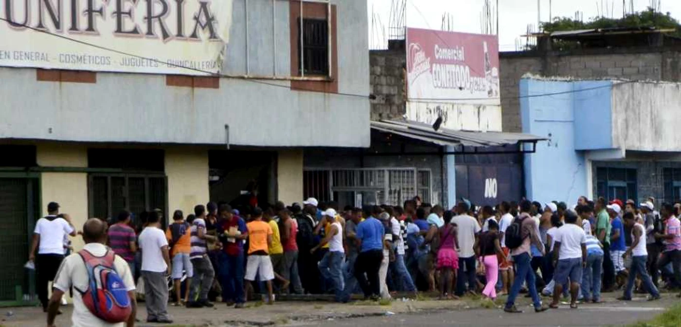 Cozi la magazinele din Venezuele