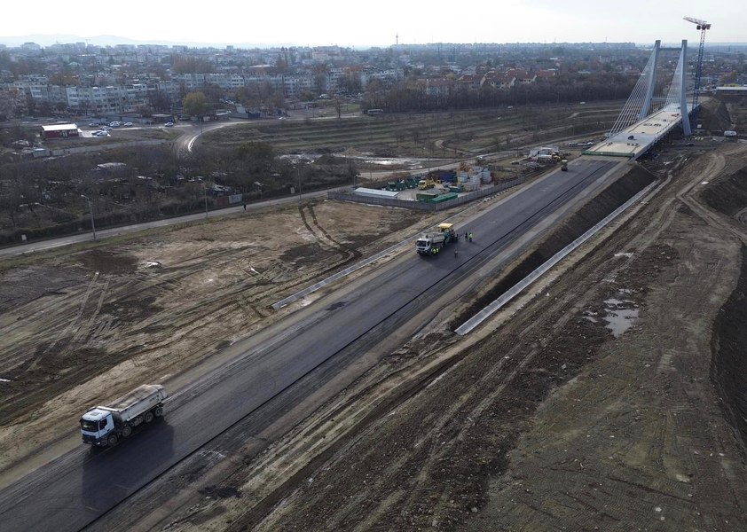 Primul strat de asfalt la Podul Hobanat, cea mai complexă lucrare de infrastructură din ultimii 30 de ani din Galaţi VIDEO