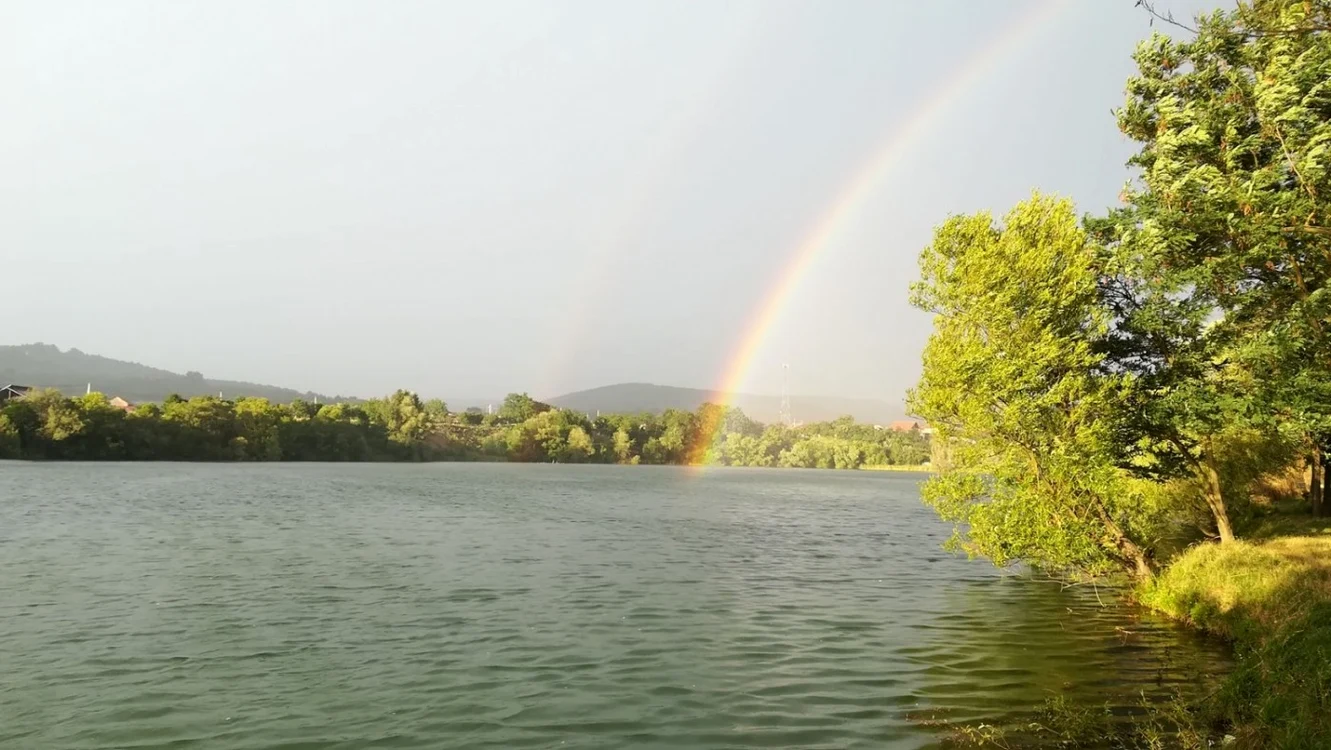 Tânărul s-a aruncat în lacul Moi şi a fost rănit                                  FOTO: https://www.facebook.com/Bilteni/