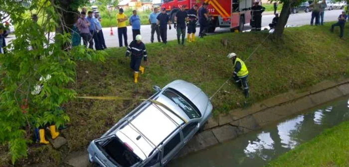 Maşina vasluianului a ajuns într-un canal de irigaţii Foto: arhivă Adevărul