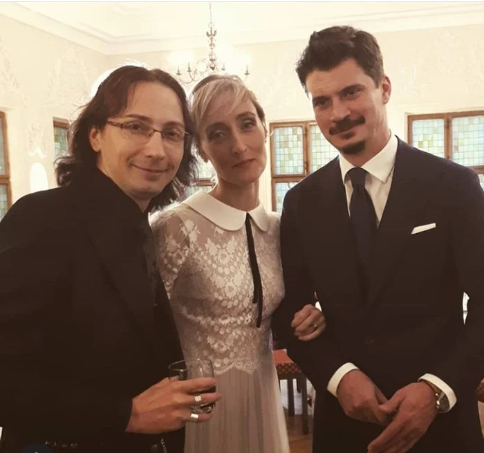 Rochia retro, cu guleraș și broderie, i-a venit perfect miresei