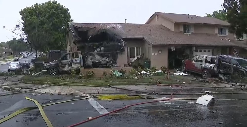 Un avion de mici dimensiuni s-a prăbușit într-un cartier rezidenţial din San Diego. Cel puțin 15 case și vehicule au fost cuprinse de flăcări