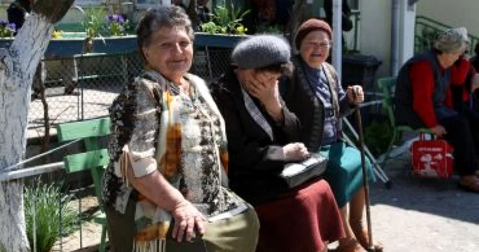 Constanta: Pensionarii protestează în faţa Prefecturii