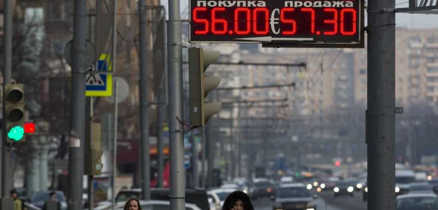 Rubla s-a depreciat cu peste 25% faţă de dolar în ultimele trei luni FOTO AP/imagine cu rol ilustrativ
