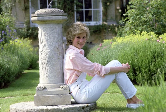 
    Diana, în curtea casei sale și a Prințului Charles, Highgrove Housefoto: Getty Images  