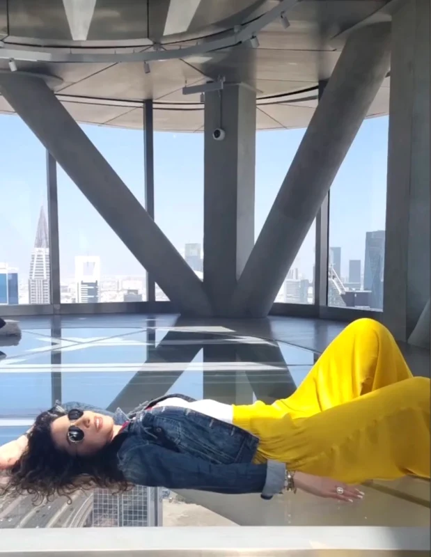 Carmen a vizitat Sky Views Observatory, un complex amenajat la etajul 53 al unui zgârie nori de lângă Burj Khalifa