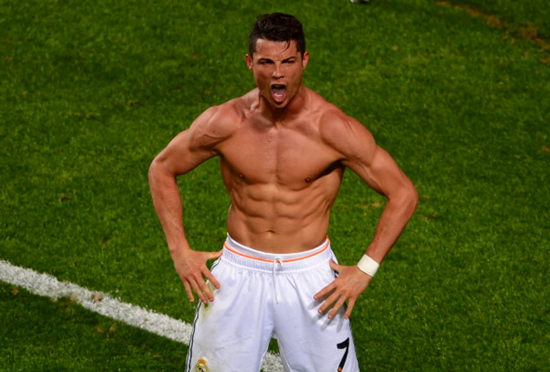 
    Cristiano Ronaldo, surprins în tandrețuri cu o brunetă misterioasăFoto Getty  