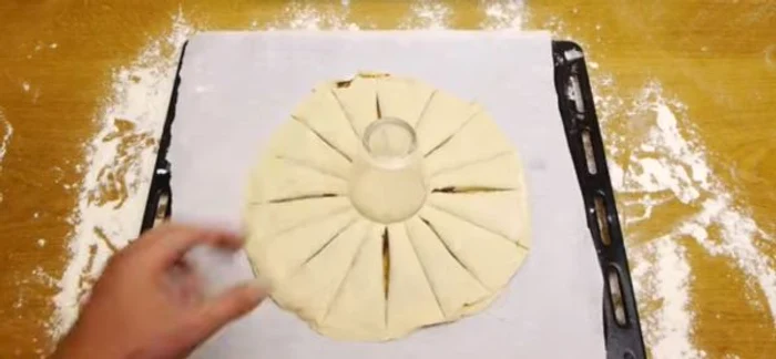 
    Cu un simplu pahar poți da o formă inedită desertuluiFoto: Captura Youtube  