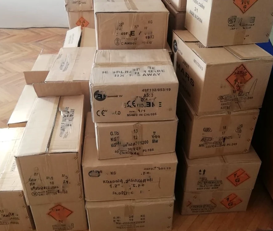 Cutiile pline cu articole pirotehnice periculoase au fost sechestrate de Poliție
