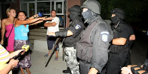 Ţiganii fac scandal, poliţiştii îi calmează
