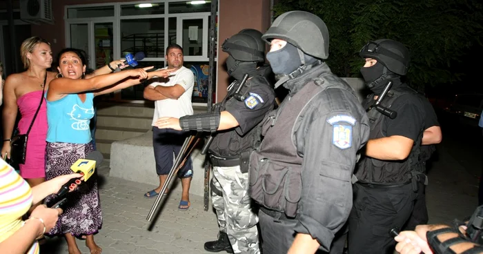 Foreţele de ordine au asigurat zona pentru a nu izbucni şi alte conflicte FOTO: arhivă adevarul.ro