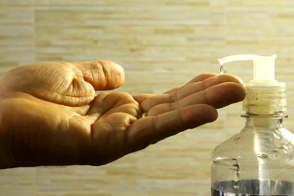 Companiile românești de cosmetice Farmec și GEROCOSEN intră pe producția dezinfectantelor