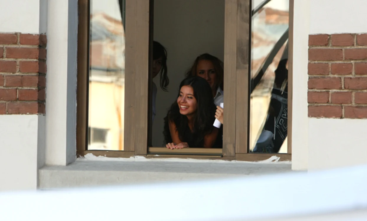 Odată intrați în sălile de curs, elevii s-au distrat pe la ferestre Foto: Marian Iliescu