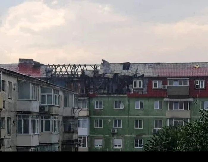 Mansarda unui bloc din Râmnicu Vâlcea distrusă de un incendiu și de intemperii Foto captură video